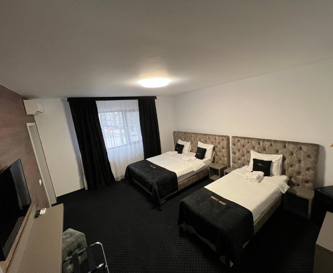 Renato House Hotel Targu Jiu Exterior photo